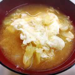 รูปของ 簡単！キャベツと卵のお味噌汁