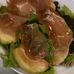 รูปของ 桃と生ハムのサラダ
