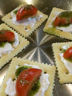 ★クラッカー クリームチーズ ミニトマト-レシピのメイン写真