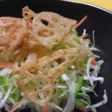 サクサク蓮根をのせた居酒屋風サラダ