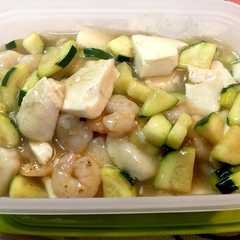 รูปของ ズッキーニとエビと豆腐の炒め物