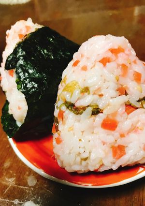 おやつわかめと梅 おかかおにぎり-レシピのメイン写真