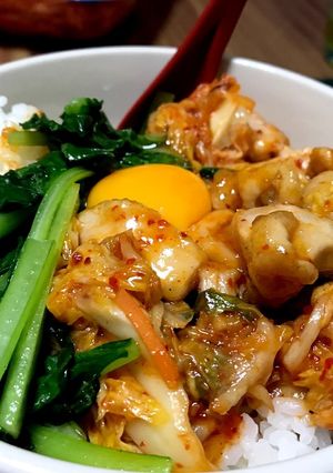 フライパンひとつ！ピリ辛三食丼ぶり-レシピのメイン写真