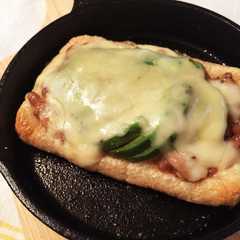 รูปของ スキレットで油揚げピザ