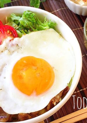 簡単ランチ♡目玉焼きのっけピリ辛豚マヨ丼-レシピのメイン写真