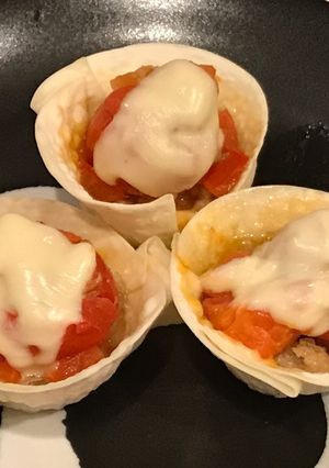 ミニトマト肉詰めチーズ焼、餃子の皮カップ-レシピのメイン写真