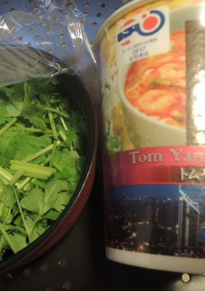 カップ麺＆パクチー-レシピのメイン写真