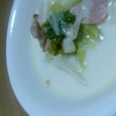 รูปของ ベーコンと白菜のスープ。