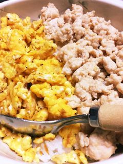 【二色丼】卵&鶏そぼろ丼!-レシピのメイン写真