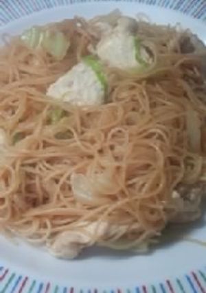 「２つのソース」で焼きビーフン、新鮮！-レシピのメイン写真