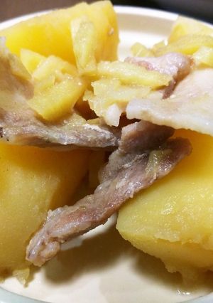 大きなじゃがいもと生姜とお肉の煮物-レシピのメイン写真
