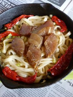 イシスキで焼きうどん+ヅケまぐろ載せ-レシピのメイン写真