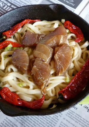 イシスキで焼きうどん＋ヅケまぐろ載せ-レシピのメイン写真