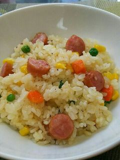 お弁当にも☆レンジでウインナーピラフ-レシピのメイン写真