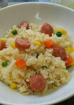 お弁当にも☆レンジでウインナーピラフ-レシピのメイン写真