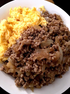 ボリューム満点!豚挽肉と卵の二色そぼろ丼-レシピのメイン写真