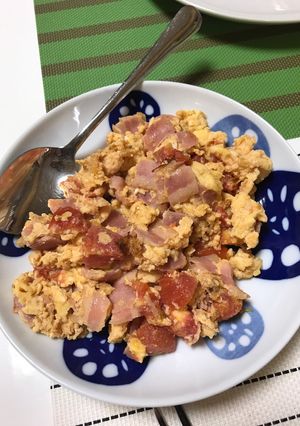 簡単朝ごはん☆トマたまベーコン炒め。-レシピのメイン写真