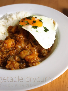 ルーで簡単!ごろごろ野菜のドライカレー-レシピのメイン写真
