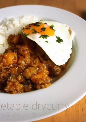 ルーで簡単!ごろごろ野菜のドライカレー-レシピのメイン写真