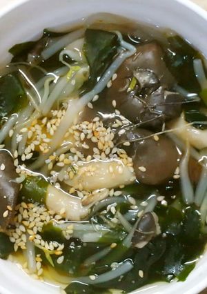 霜降りひらたけと もやしワカメのお吸い物-レシピのメイン写真