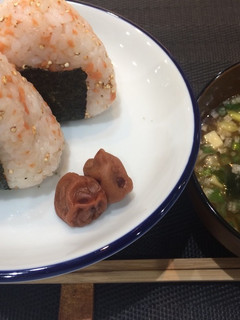 ローストキヌアと鮭フレークのおにぎり-レシピのメイン写真