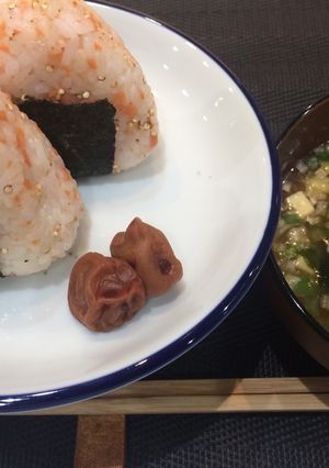 ローストキヌアと鮭フレークのおにぎり-レシピのメイン写真