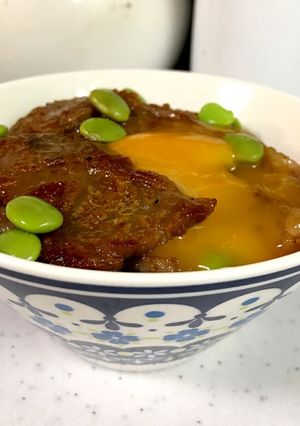 牛カルビ丼に卵黄のっけ盛り-レシピのメイン写真