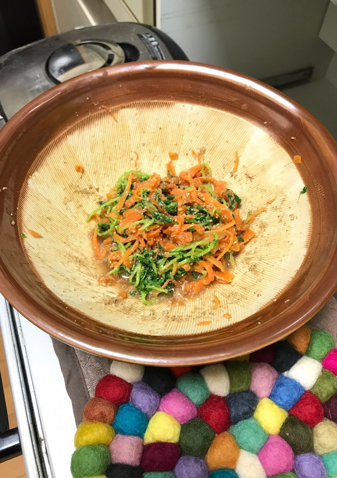 豆苗と人参の胡麻和え-レシピのメイン写真