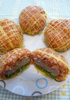 ハンバーグＩＮおにぎり風茶巾オムライス❤-レシピのメイン写真