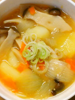 簡単♬じゃがいもと玉ねぎ きのこの味噌汁-レシピのメイン写真