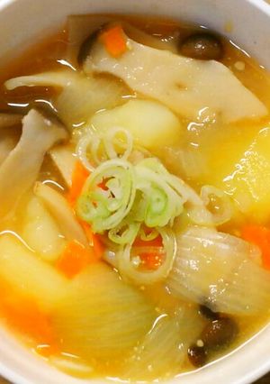 簡単♬じゃがいもと玉ねぎ きのこの味噌汁-レシピのメイン写真