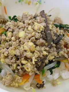 南房総市給食◆肉そぼろ丼-レシピのメイン写真