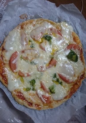 ブロッコリーとトマトのピザ-レシピのメイン写真