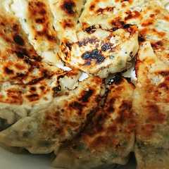 A picture of ストレスなし！古いフライパンで餃子を焼く.