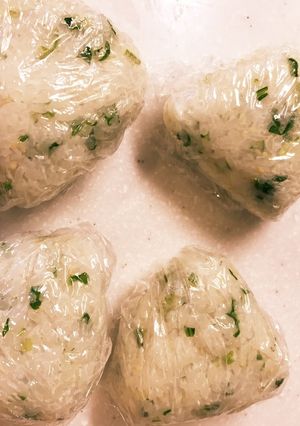 セロリの葉っぱで、オトナのオニギリ-レシピのメイン写真