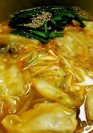 創味シャンタンで簡単！ピリ辛餃子鍋-レシピのメイン写真
