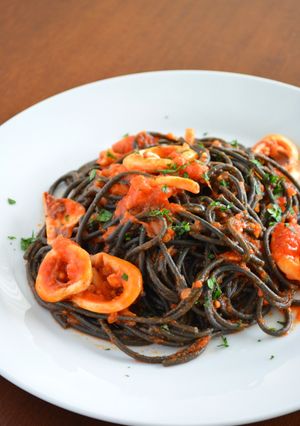 魚介の旨みたっぷりイカ墨トマトパスタ-レシピのメイン写真