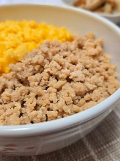 泡立て器で楽々♪鶏そぼろと卵の二色丼-レシピのメイン写真