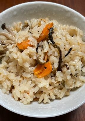 今夜の晩御飯♪旨だしと松葉の炊き込みご飯-レシピのメイン写真