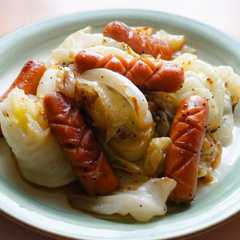 รูปของ キャベツとウインナーの蒸し焼き
