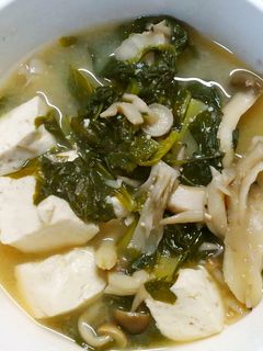 簡単朝食✿小松菜ときのこと豆腐のお味噌汁-レシピのメイン写真