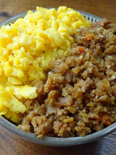 うま味抜群!きんぴらが入った2色そぼろ丼-レシピのメイン写真