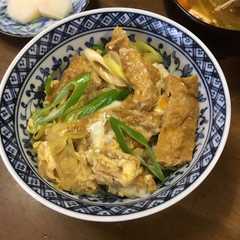 รูปของ ヘルシーかつジューシーな油揚げのキツネ丼