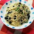 ネギとチーズ、ブルーベリーのオイルパスタ