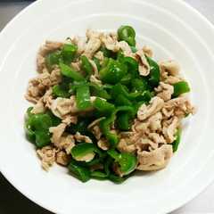 รูปของ ピーマンと豚肉の炒め物