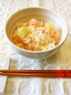 秋鮭とじゃがいもの炊き込みごはん-レシピのメイン写真