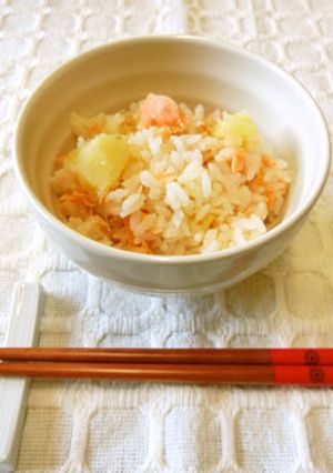 秋鮭とじゃがいもの炊き込みごはん-レシピのメイン写真