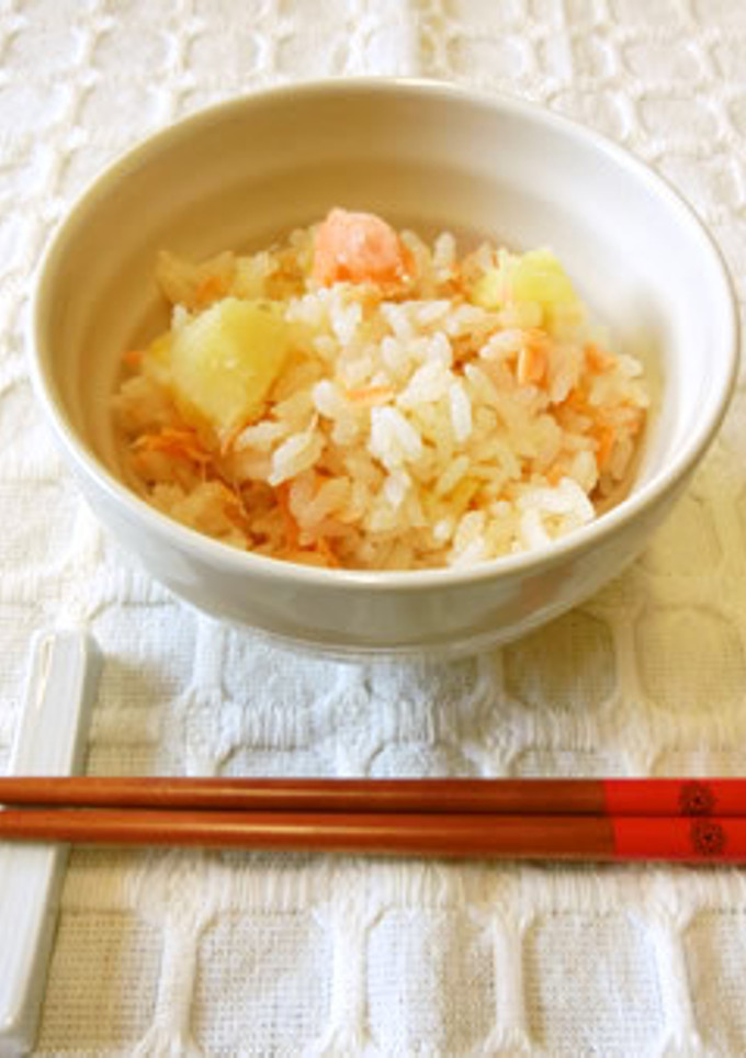 秋鮭とじゃがいもの炊き込みごはん-レシピのメイン写真