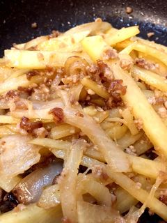 材料3つで!じゃがいもとひき肉の甘辛炒め-レシピのメイン写真