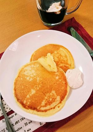 パンケーキにホイップマリームを添えて-レシピのメイン写真